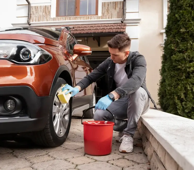 Lavage auto à domicile La Chapelle-au-Riboul : professionnel intervenant sur un véhicule